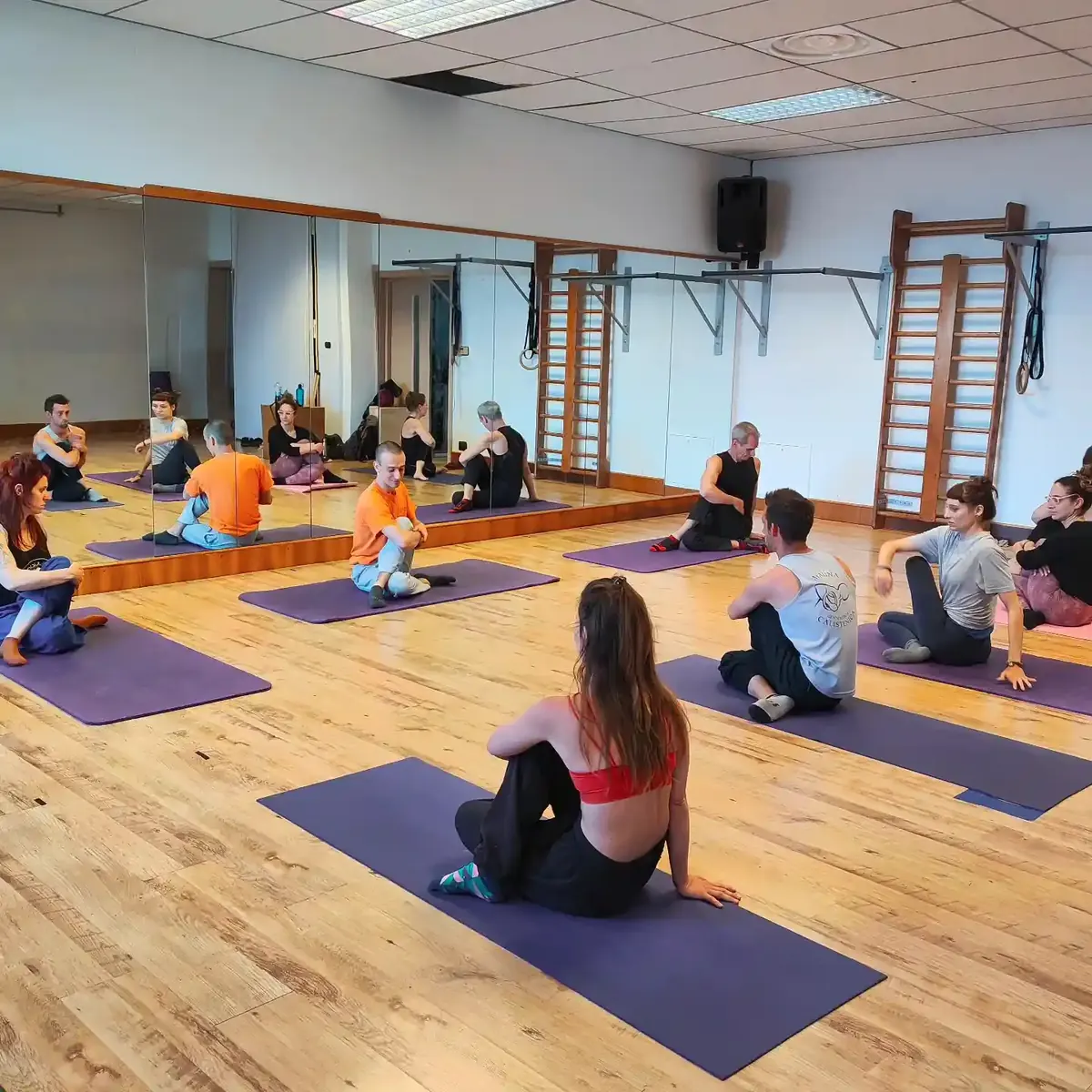 Lezione di yoga nella sala corsi